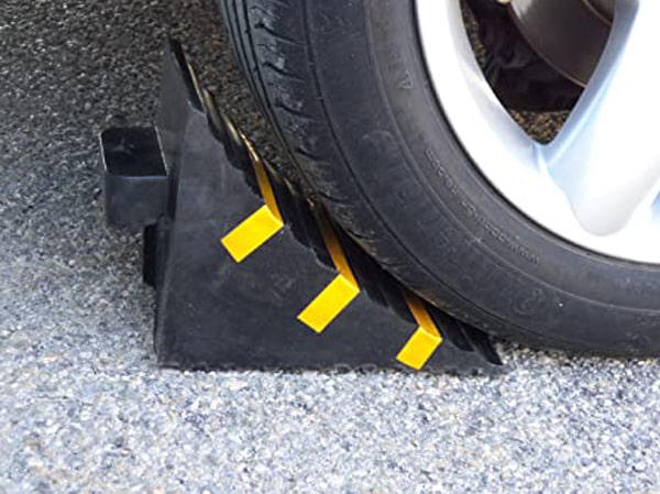 Đế chặn bánh xe hình tam giác, không trượt, di chuyển dễ dàng, phù hợp với hầu hết các kích cỡ lốp